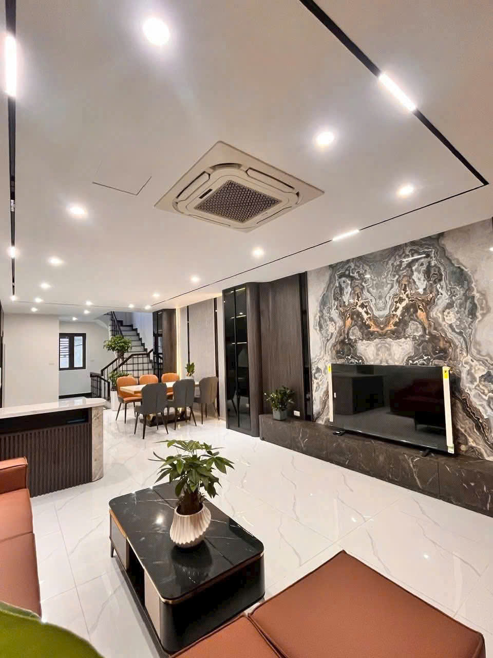 SIÊU PHẨM THẠCH BÀN NHÀ DÂN XÂY CHÁC CHẮN 5 TẦNG- NỞ HẬU TÀI LỘC-NỘI THẤT CƠ BẢN